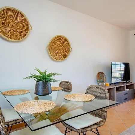 Glamorous 1Bdr Apartment W/ Balcony And Pool By Lovelystay *
